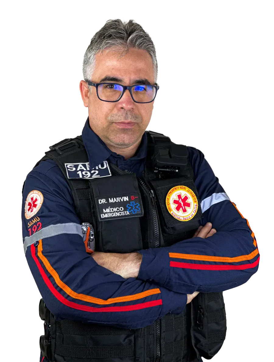 Dr. Marvin Olazabal, médico emergencista, de braços cruzados com o uniforme do SAMU 192